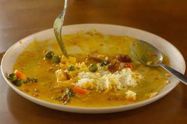 Masadaki iş belgelerinin yığını.