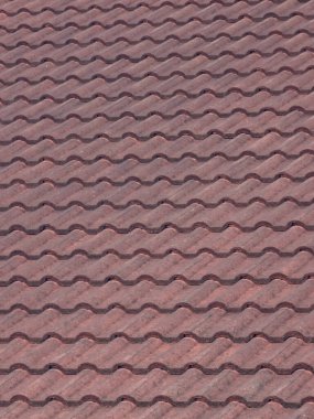 Masadaki iş belgelerinin yığını.