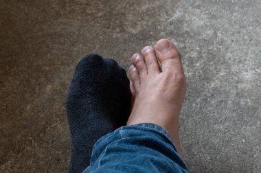 Masadaki iş belgelerinin yığını.