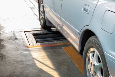 Masadaki iş belgelerinin yığını.