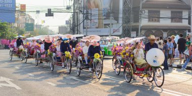 Masadaki iş belgelerinin yığını.
