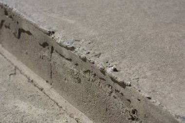 Masadaki iş belgelerinin yığını.