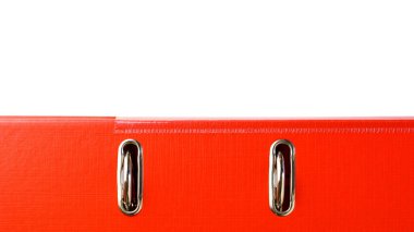 Beyaz arkaplanda kırmızı plastik belge dizini izole edildi.