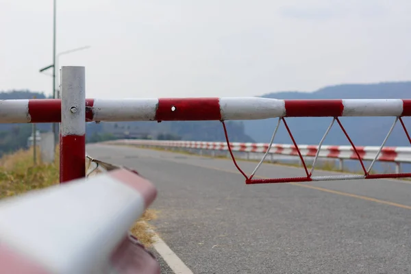 Bariyer Bariyeri Kırmızıya Beyaza Boyandı Baraj Barajındaki Yol Hattı Kapatıldı — Stok fotoğraf