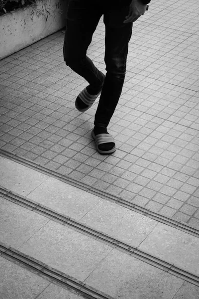 Мужчина Шлепанцах Поднимается Лестнице Черно Белая Фотография — стоковое фото