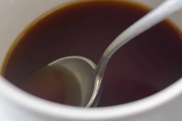 Paslanmaz Çelik Kaşık Sütsüz Kahve Fincanının Içinde — Stok fotoğraf