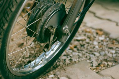 Doğal ışık arka planında motorsiklet ön tekerlek fren sistemi.