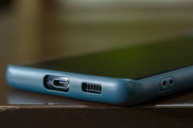 Kahverengi masadaki yakın plan akıllı telefon. Seçici odak.
