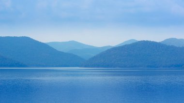 Güzel, karmaşık manzara, dağ gölü manzarası gökyüzü bulutlu arka plan.