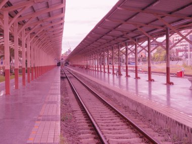 Boş tren istasyonu platformu Trafik ulaşımı yok.
