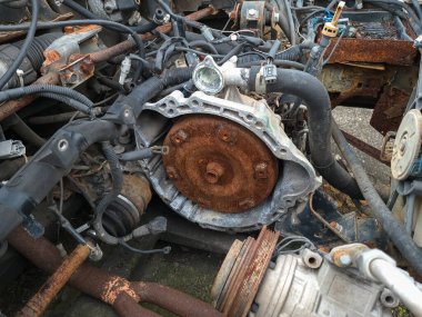 Araba mezarlığında terk edilmiş eski araba parçaları..