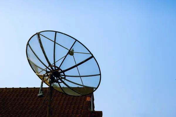 Oude Communicatie Satellietschotel Rood Betegeld Dak Met Heldere Blauwe Lucht — Stockfoto