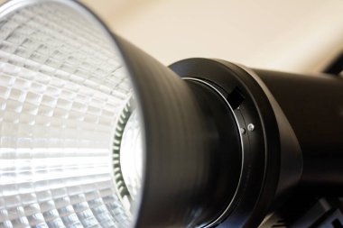 Stüdyo spot ışıklandırma ekipmanlarının yakın çekimi..