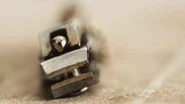 Tırnak makası, doğal ışık ve bokeh arkaplanlı..