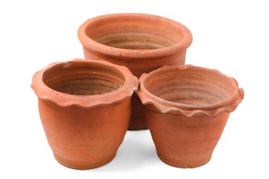 Terracotta saksısı beyaz arkaplanda izole edildi.
