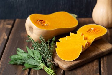 Tahta bir yüzeyde kekik ve adaçayı ile taze tereyağı ezmesi. Balkabağım benim. Sağlıklı gıda konsepti.