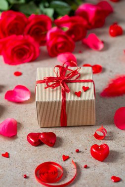 Taş yüzeyde Sevgililer Günü süslemeleri