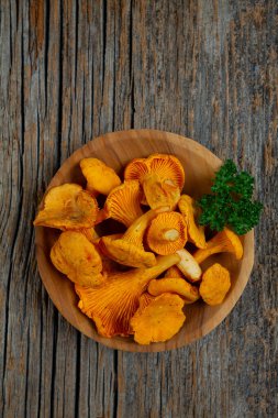 Ahşap yüzeyde chanterelle mantarları, üst manzara.