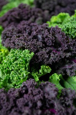 kırmızı ve yeşil, kahverengi ahşap yüzeyde lahana