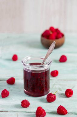 Ahşap yüzeyde ahududu reçeli