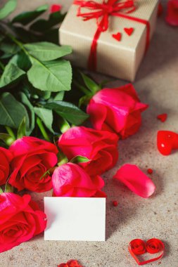 Taş yüzeyde Sevgililer Günü süslemeleri