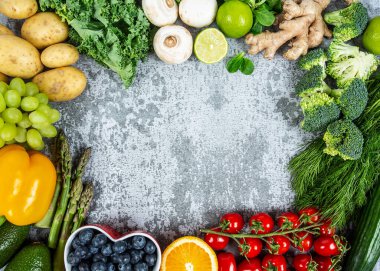 Taze meyve ve sebzeler metnin için çerçeve ve boş alan olarak düzenlenmiştir.