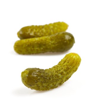 Beyaz arka planda izole edilmiş küçük salatalıklar.