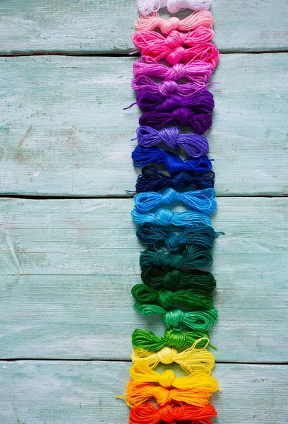 Conjunto Fios Multicoloridos Para Bordado Bacground Turquesa Madeira — Fotografia de Stock