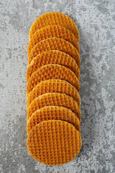 Waffles Holandeses Con Caramelo Superficie Piedra Gris Vista Superior —  Fotos de Stock