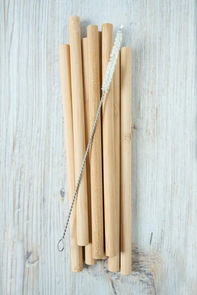 Bambu Pipetleri Beyaz Arka Planda Eşleşiyor Yeniden Kullanmak Plastik Saman — Stok fotoğraf