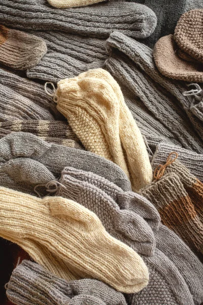 Handgestrickte Handschuhe Und Socken Aus Wollfaden — Stockfoto