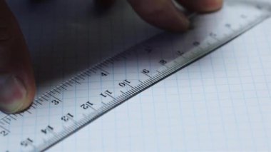 Cetvelin altında kalem olan bir defter çizmek, mühendislik işi.