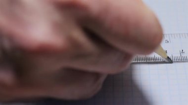 Cetvelin altında kalem olan bir defter çiziyorum.