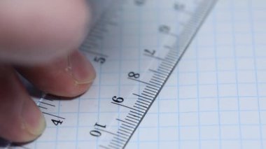 Defterde kalemle bir çizgi çizmek, mühendislik işi, proje cetvelinin altında çizmek, defterde makro çizmek.