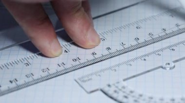 Defterde kalemle bir çizgi çizmek, mühendislik işi, proje cetvelinin altında çizmek, makro