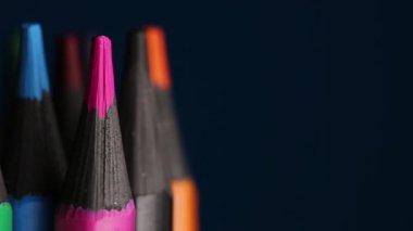 Siyah arka planda izole edilmiş renkli kalemli bir kalem kutusu.