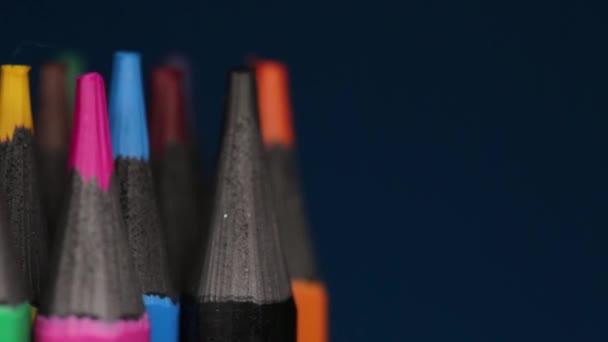 Pencils Multicoloridos Madeira Afiada Fundo Preto — Vídeo de Stock
