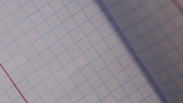 노트북에서 사각형으로 종이의 시트를 클로즈업 — 비디오