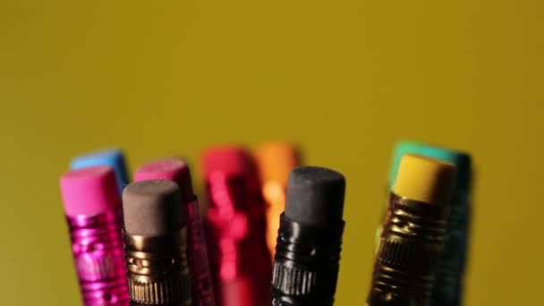 Цветные Карандаши Вращаются Желтом Фоне Канцелярские Принадлежности Школы — стоковое видео
