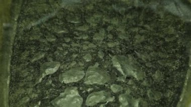 Pişirmek için tavada yağlı, kızartmak için yağlı.