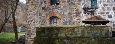 Çarlık döneminden kalma granitten yapılmış bir değirmen. Orta Ukrayna 'da, eski bir değirmen ve parçaları. Eski bir değirmenin dişlileri ve mekanizmaları.. 