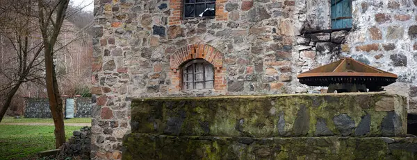 Çarlık döneminden kalma granitten yapılmış bir değirmen. Orta Ukrayna 'da, eski bir değirmen ve parçaları. Eski bir değirmenin dişlileri ve mekanizmaları.. 