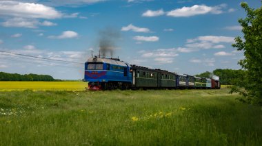 Gaivoron buharlı lokomotifinde 12.05.25 Retro turu. Dar ölçülü demiryolu. Bershad. Hafta sonu turu. Ukrayna turizmi. Resimli bir rota. Dizel bir lokomotifin hareketi. Eşsiz bir retro lokomotif hareket halinde. Ukrayna 'nın turizm sektöründeki eğlenceleri.