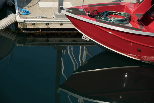 在西华盛顿埃德蒙斯的埃德蒙斯码头停泊的红色运动船的倒影 — 图库照片