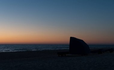 Kuzey Redington Sahili, Tampa, Florida yakınlarındaki sahil kulübesinde parlayan ufuk çizgisi.