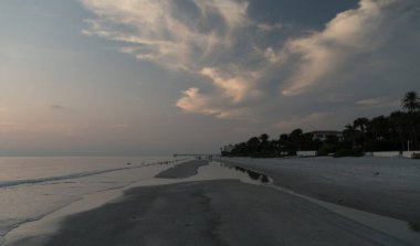 Gün batımında Tampa, Florida 'daki Madeira plajında gelgit var.