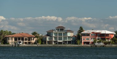 St Petersburg, Tampa, Florida 'daki Pass-A-Grille kanalının kıyısında sıralanmış tekneler.