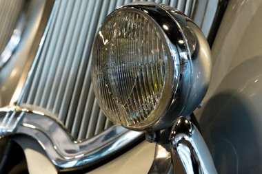 Florida, Tampa 'daki bir gösteride radyatörün ön tasarımı ve klasik bir arabanın farları.