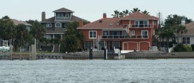 St Petersburg, Tampa, Florida 'daki Pass-A-Grille kanalının kıyısında sıralanmış tekneler.