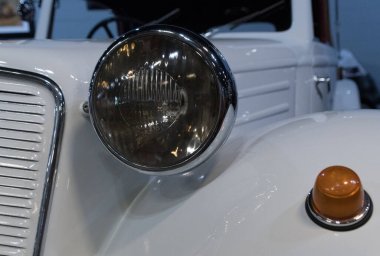 Florida, Tampa 'daki bir gösteride radyatörün ön tasarımı ve klasik bir arabanın farları.